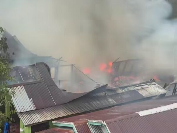 Breaking news, Dua Rumah di Tembilahan Hilir Hangus Terbakar, Petugas Sempat Terkendala Air Sungai Surut