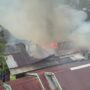 Breaking news, Dua Rumah di Tembilahan Hilir Hangus Terbakar, Petugas Sempat Terkendala Air Sungai Surut