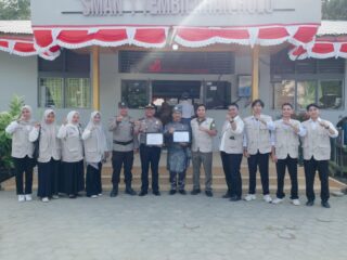 Jadi Pembina Upacara di SMAN 1 Tembilahan Hulu, Kapolsek Ajak Pelajar Wujudkan Generasi Emas 2045 dan Jauhi Pengaruh Negatif