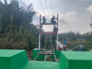 Progres Pembangunan Jembatan Perintis Garuda di Kuala Muda Kecil Terus Dipacu, Personel Kodim 0314/Inhil dan Warga Gotong Royong