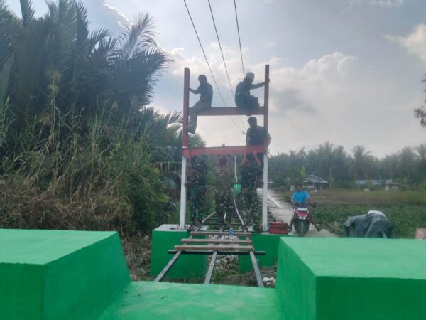 Progres Pembangunan Jembatan Perintis Garuda di Kuala Muda Kecil Terus Dipacu, Personel Kodim 0314/Inhil dan Warga Gotong Royong