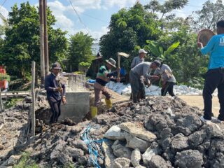 Semangat Gotong Royong, Personel Kodim 0314/Inhil Kebut Pembangunan Jembatan Perintis Garuda di Kuala Sebatu