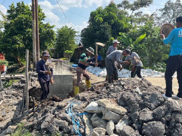 Semangat Gotong Royong, Personel Kodim 0314/Inhil Kebut Pembangunan Jembatan Perintis Garuda di Kuala Sebatu