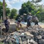 Semangat Gotong Royong, Personel Kodim 0314/Inhil Kebut Pembangunan Jembatan Perintis Garuda di Kuala Sebatu