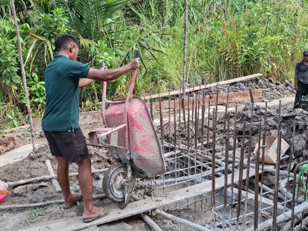 Terik Matahari Tak Surutkan Semangat TNI dan Warga Pacu Pembangunan Jembatan Garuda di Seberang Tembilahan