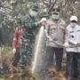 Kapolda Riau dan Pangdam Tuanku Tambusai Patroli Udara Karhutla, Turun Langsung Padamkan Api di Pelalawan
