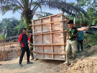 Personel Kodim Inhil Pacu Pembangunan Jembatan Gantung Perintis Garuda