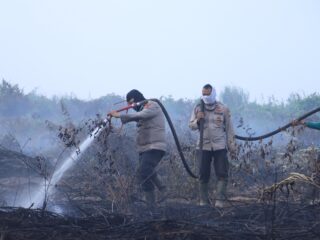 Kapolres Inhil Pimpin Pemadaman dan Pendinginan Hotspot di Desa Kayu Raja