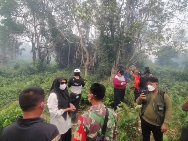 Personel Kodim 0314/Inhil Bersama Tim Gabungan Berjibaku Padamkan Karhutla di Sungai Beringin