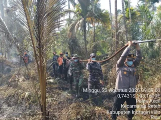 Polsek Reteh Bersama Tim Gabungan Berjibaku Jinakkan Karhutla di Dua Lokasi