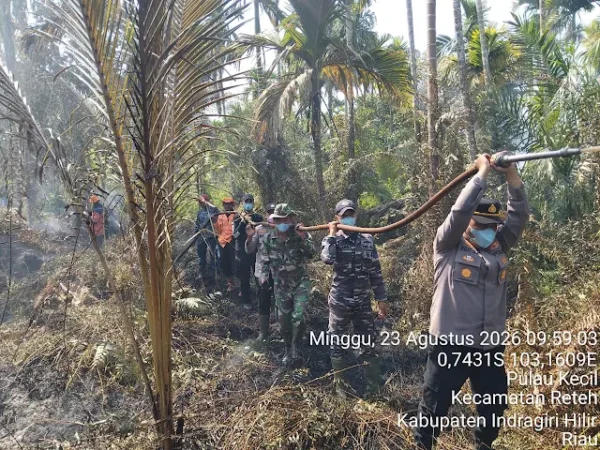 Polsek Reteh Bersama Tim Gabungan Berjibaku Jinakkan Karhutla di Dua Lokasi