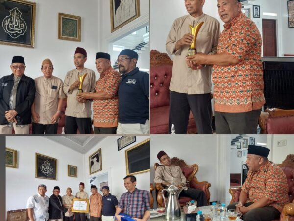 UAS Terima Anugerah Voice of The Ummah dari JMSI Riau: Harumkan Nama Melayu Riau