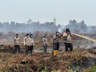 Polres Inhil Bersama Tim Gabungan Padamkan dan Dinginkan Hotspot di Desa Kayu Raja