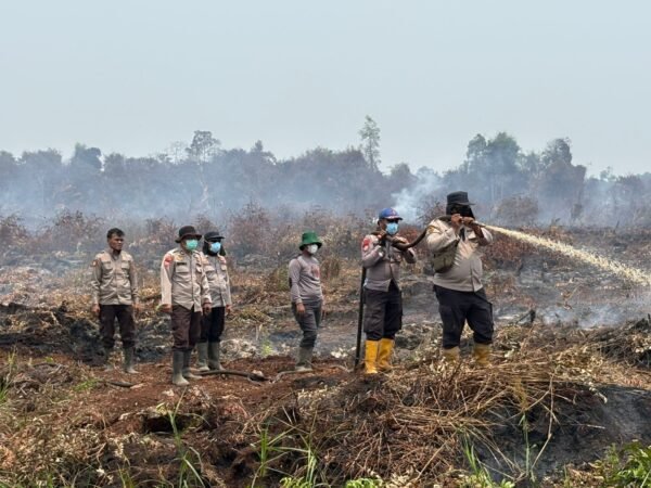 Polres Inhil Bersama Tim Gabungan Padamkan dan Dinginkan Hotspot di Desa Kayu Raja