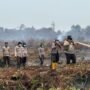 Polres Inhil Bersama Tim Gabungan Padamkan dan Dinginkan Hotspot di Desa Kayu Raja