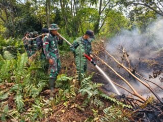 Kodam XIX/Tuanku Tambusai Intensifkan Pemadaman Karhutla di Kuala Cenaku