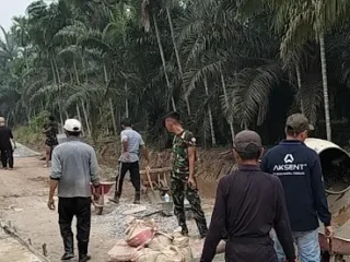 ​Wujudkan Akses Desa Modern, Kodim 0314/Inhil Bersama Warga Semenisasi Jalan 1 KM di TMMD ke-130