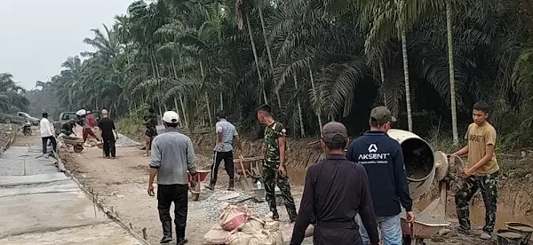 ​Wujudkan Akses Desa Modern, Kodim 0314/Inhil Bersama Warga Semenisasi Jalan 1 KM di TMMD ke-130