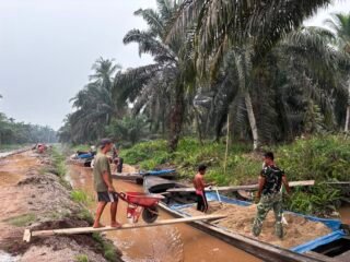 Wujudkan Impian Warga Memiliki Rumah Layak, Prajurit Kodim 0314/Inhil dan Masyarakat Bahu-Membahu Bangun RTLH di TMMD ke-130