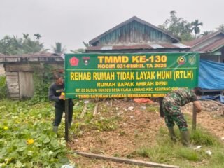 Satgas TMMD ke-130 Kodim 0314/Inhil Bersama Warga Bangun Rumah Layak Huni di Desa Kuala Lemang