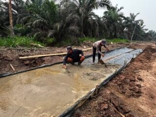 Wujudkan Akses Desa Lebih Baik, Kodim 0314/Inhil Bersama Warga Gotong Royong Semenisasi Jalan 1 Km di Kuala Lemang