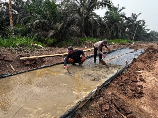 Wujudkan Akses Desa Lebih Baik, Kodim 0314/Inhil Bersama Warga Gotong Royong Semenisasi Jalan 1 Km di Kuala Lemang