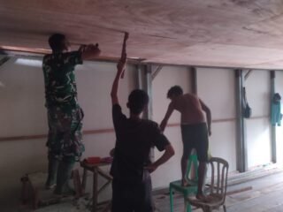 ​Wujudkan Rumah Layak Huni, Kodim 0314/Inhil bersama Warga Gotong Royong Bagun RTLH Ibu Rusmawati  ​