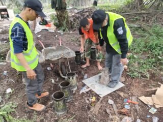 Kawal Mutu Pembangunan TMMD ke-130: Pengujian Sampel Silinder Beton Pengecoran Jalan Desa Kuala Lemang