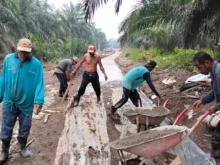 ​Kemanunggalan TNI dan Rakyat: TMMD Ke-130 Percepat Pembangunan Jalan Desa Kuala Lemang