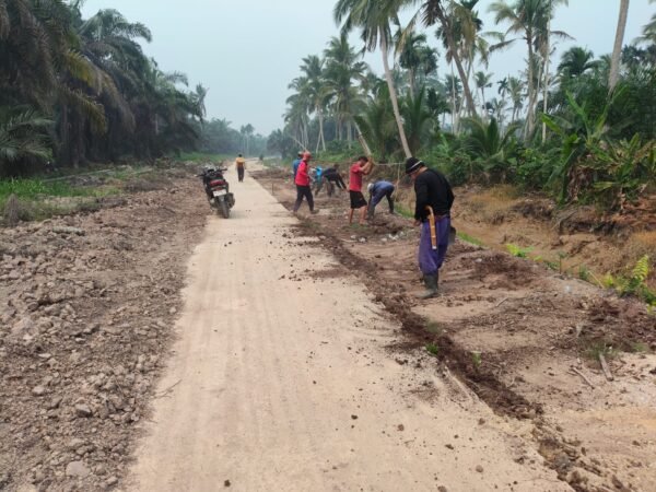 ​Pacu Pembangunan Desa, Kodim 0314/Inhil Gesa Pengerjaan Semenisasi Jalan TMMD ke-130 di Keritang
