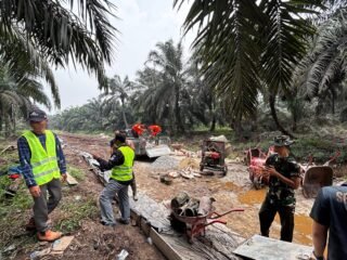 Sinergi Tanpa Batas: TNI-Polri dan Warga Gotong Royong Semenisasi Jalan 1 Km di TMMD Ke-130 Kodim 0314/Inhil