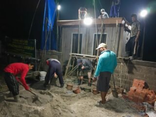 ​Kodim 0314/Inhil Kebut Pembangunan MCK dan Sumur Bor Hingga Malam Demi Sukseskan TMMD Ke-130 di Desa Kuala Lemang