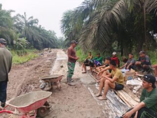 Bersama TNI, Warga Bergotong Royong Wujudkan Akses Jalan Mulus Lewat Semenisasi TMMD Ke-130 Kodim 0314/Inhil