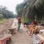 Bersama TNI, Warga Bergotong Royong Wujudkan Akses Jalan Mulus Lewat Semenisasi TMMD Ke-130 Kodim 0314/Inhil