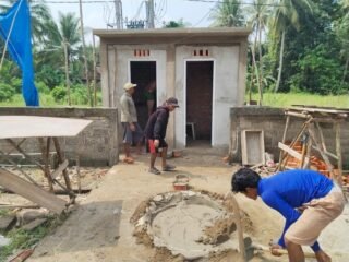 Pantang Surut Sebelum Tuntas! Satgas TMMD ke-130 Kodim 0314/Inhil Kebutan Pembangunan MCK dan Sumur Bor