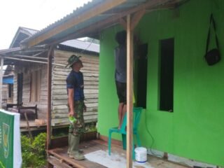 Kebut Sasaran Fisik, Satgas TMMD Ke-130 Kodim 0314/Inhil Mulai Pasang Dinding dan Jendela di Rumah Warga Kuala Lemang