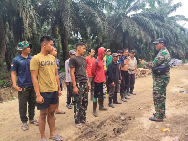 Gotong Royong Tanpa Kenal Lelah: Satgas dan Warga Kebut Pengecoran Jalan Menuju Target 1 Km di Desa Kuala Lemang