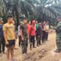 Gotong Royong Tanpa Kenal Lelah: Satgas dan Warga Kebut Pengecoran Jalan Menuju Target 1 Km di Desa Kuala Lemang